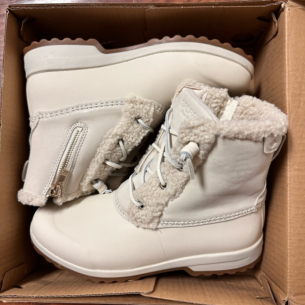 Sperry Boots - size 8 - NEW
